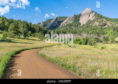 Vista delle vette del Flatiron nel Chautauqua Park a Boulder, Colorado Foto Stock