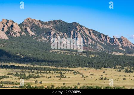 Vista delle vette di Flatiron vicino a Boulder, Colorado Foto Stock