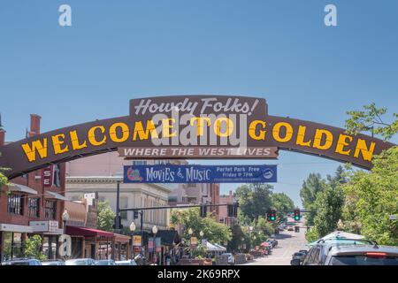 Golden, Colorado - 8 agosto 2022: Benvenuto al segno dorato lungo Washington Street in Colorado dorato Foto Stock