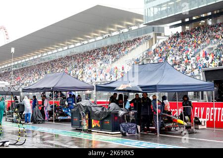 Suzuka, Giappone. 9th Ott 2022. N. 11 Sergio Perez (MEX, Oracle Red Bull Racing) nella corsia di gara durante la bandiera rossa, F1° Gran Premio del Giappone al Suzuka International Racing Course il 9 ottobre 2022 a Suzuka, Giappone. (Foto da ALTO DUE) Credit: dpa/Alamy Live News Foto Stock