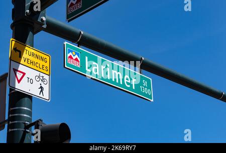 Denver, Colorado - 12 agosto 2022: Cartello stradale all'angolo di Larimer e 15th strada a Larimer Square a Denver, Colorado Foto Stock