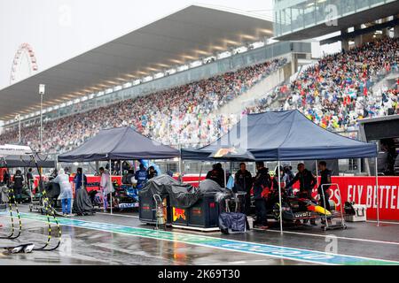 Suzuka, Giappone. 9th Ott 2022. N. 11 Sergio Perez (MEX, Oracle Red Bull Racing) nella corsia di gara durante la bandiera rossa, F1° Gran Premio del Giappone al Suzuka International Racing Course il 9 ottobre 2022 a Suzuka, Giappone. (Foto da ALTO DUE) Credit: dpa/Alamy Live News Foto Stock