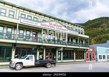 Skagway, Alaska - 7 settembre 2022: Facciata anteriore della Skagway Brewing Company a Skagway, Alaska. La birreria risale al 1897. Foto Stock