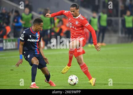 Monaco, Germania. 11th Ott 2022. Anteprima dei giochi CL Viktoria Pilsen - FC Bayern Monaco. Archivio foto; Leroy SANE (FC Bayern Monaco), azione, duelli contro Jhon MOSQUERA (Pilsen). Football Champions League/FC Bayern Munich-Viktoria Pilsen 5-0, fase di gruppo, 3rd° matchday il 4th ottobre 2022, ALLIANZAREN A. ? Credit: dpa/Alamy Live News Foto Stock