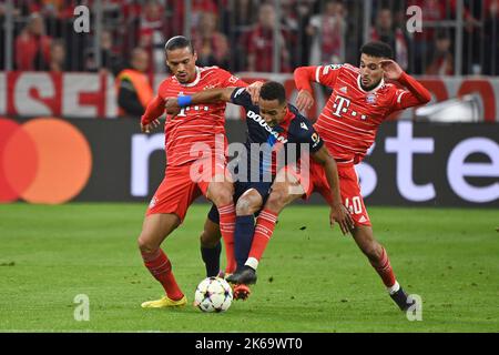 Monaco, Germania. 11th Ott 2022. Anteprima dei giochi CL Viktoria Pilsen - FC Bayern Monaco. Archivio foto; da sinistra: Leroy SANE (FC Bayern Monaco), Jhon MOSQUERA (Pilsen), Noussair Mazraoui (FC Bayern Monaco). Azione, duelli. Calcio Champions League/FC Bayern Munich-Viktoria Pilsen fase di gruppo, 3rd° giorno di partita il 4th ottobre 2022, ALLIANZAREN A. ? Credit: dpa/Alamy Live News Foto Stock