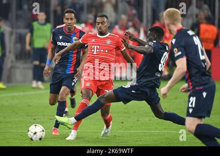 Monaco, Germania. 11th Ott 2022. Anteprima dei giochi CL Viktoria Pilsen - FC Bayern Monaco. Archivio foto; Ryan GRAVENBERCH (FC Bayern Monaco), azione, duelli contro Modou NDIAYE (Pilsen) . Football Champions League/FC Bayern Munich-Viktoria Pilsen 5-0, fase di gruppo, 3rd° matchday il 4th ottobre 2022, ALLIANZAREN A. ? Credit: dpa/Alamy Live News Foto Stock