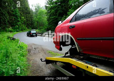 affari, trasporti, trasporti specializzati, grandi carichi, trasporti di automobili, rimorchio, manovre pericolose, strada, Foto Stock