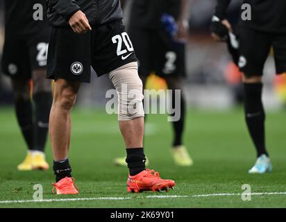 Londra, Regno Unito. 13th Ott 2022. Calcio: Champions League, Tottenham Hotspur - Eintracht Frankfurt, Group Stage, Group D, Matchday 4 allo stadio Tottenham Hotspur: Makoto Hasebe di Francoforte esce dal campo con un ginocchio a bandito dopo la partita. Credit: Arne Dedert/dpa/Alamy Live News Foto Stock