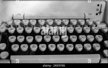 Vista di un'antica macchina da scrivere manuale Underwood. Primo piano di una macchina da scrivere vintage bianca e arrugginita. Dettaglio della tastiera di una macchina da scrivere. Nessuno, sfocato Foto Stock