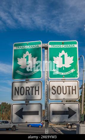 Segnale della Trans Canada 1 Highway in British Columbia, direzione nord e sud. Nessuno, vista strada, foto di viaggio, messa a fuoco selettiva Foto Stock