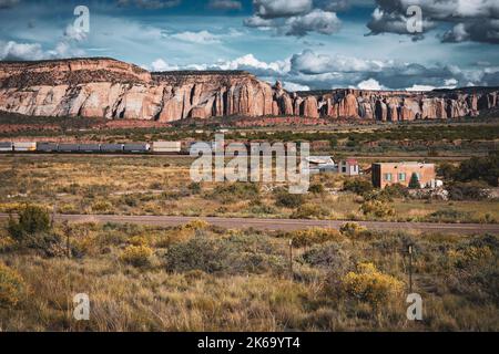 La velocità del treno merci attraverso Gallup, New mexico Foto Stock