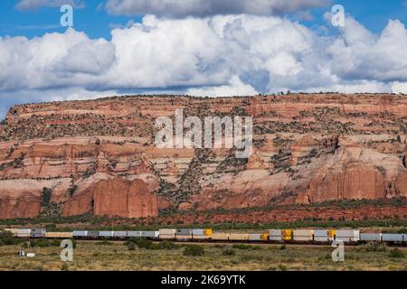 La velocità del treno merci attraverso Gallup, New mexico Foto Stock