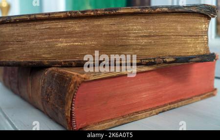 Vista laterale dei vecchi libri con rilegatura in pelle Foto Stock