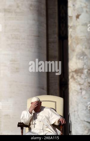 Santa sede, Stato della Città del Vaticano. 12th Ott 2022. PAPA FRANCESCO durante l'udienza generale del mercoledì in Piazza San Pietro in Vaticano. (Credit Image: © Evandro Inetti/ZUMA Press Wire) Foto Stock