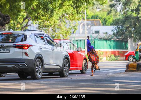 Nuova Delhi, India. 1st Ott 2022. Una bambina povera esegue acrobazie di fronte ai veicoli a un segnale di traffico. I bambini poveri e svantaggiati spesso eseguono acrobazie o atti di giocoleria per cercare elemosine ai segnali del traffico a Delhi, dove l'elemosina non è un crimine, come previsto dalla legge della terra. È una visione comune in molti incroci di traffico attraverso la capitale nazionale, nonostante gli sforzi delle autorità e delle ONG per riabilitare i bambini. (Credit Image: © Amarjeet Kumar Singh/SOPA Images via ZUMA Press Wire) Foto Stock