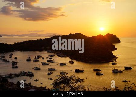 Silhouette Panorama suggestivo tramonto cielo al porto di Labuan Bajo, Flores Island, Nusa Tenggara, Indonesia. Foto Stock