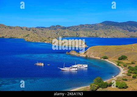 Barche turistiche a Gili lawa isola con un mare azzurro, Flores, Indonesia . Foto Stock