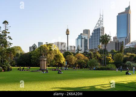 Persone sedute sul prato 39 nel Royal Botanic Garden di Sydney, Australia Foto Stock