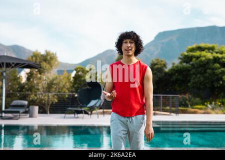 Ritratto di felice uomo biraciale sorridente in giardino Foto Stock