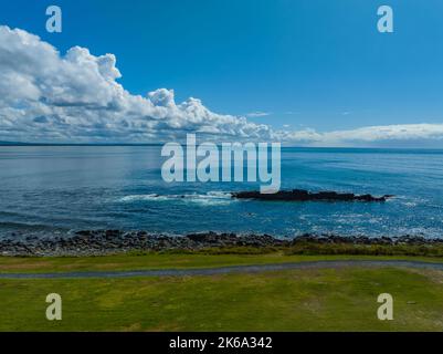 Stagni diurni con nuvole a Pebbly Beach a Forster, sulla costa di Barrington, nel New South Wales, Australia Foto Stock