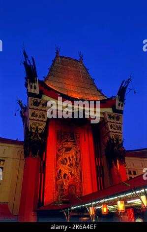 Lo storico Teatro Cinese di notte a Hollywood, CA Foto Stock