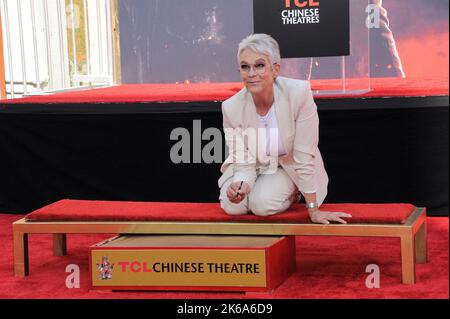 Los Angeles, California. 12th ottobre 2022. In occasione di una cerimonia di presentazione al pubblico per la cerimonia di stampa a mano e footprint di Jamie Lee Curtis, TCL Chinese Theatre, Los Angeles, CA 12 ottobre 2022. Credit: Elizabeth Goodenough/Everett Collection/Alamy Live News Foto Stock