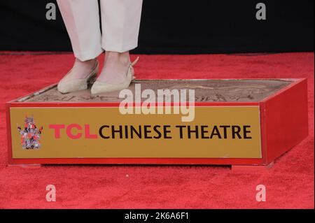 Los Angeles, California. 12th ottobre 2022. In occasione di una cerimonia di presentazione al pubblico per la cerimonia di stampa a mano e footprint di Jamie Lee Curtis, TCL Chinese Theatre, Los Angeles, CA 12 ottobre 2022. Credit: Elizabeth Goodenough/Everett Collection/Alamy Live News Foto Stock