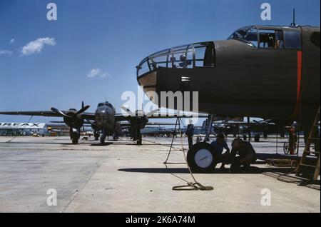 B-25 bombardieri in attesa di ispezione finale e prove durante la seconda guerra mondiale, 1942. Foto Stock