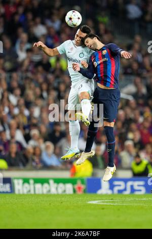 Bellerin (FC Barcelona) duelli per la palla contro Lautaro Martinez (Inter Milan) durante la Champions League tra FC Barcelona e Inter Milan, allo stadio Camp Nou di Barcellona, Spagna, mercoledì 12 ottobre 2022. Foto: SIU Wu Foto Stock