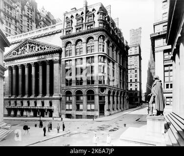 La Borsa di New York all'incrocio tra Wall Street e Broad Street a New York City, 1921 Foto Stock