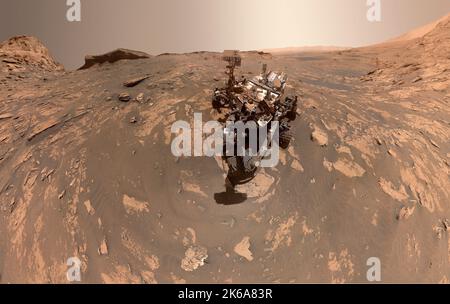 The Curiosity Mars rover ha preso questo selfie a 360 gradi utilizzando il Mars Hand Lens Imager. Foto Stock