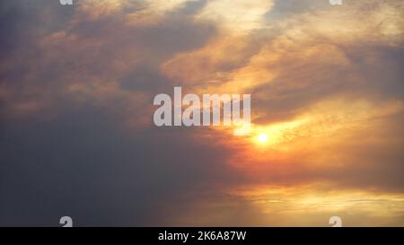 Cielo pieno di fumo che oscura il sole durante i fuochi selvatici nella California meridionale. Foto Stock