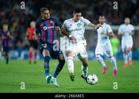 Barcellona, Spagna. 12th Ott 2022. Raphinha (L) di Barcellona con Alessandro Bastoni dell'Inter Milan durante la partita di calcio UEFA Champions League Group C tra il FC Barcelona e l'Inter Milan al Camp Nou di Barcellona, Spagna, 12 ottobre 2022. Credit: Joan Gosa/Xinhua/Alamy Live News Foto Stock