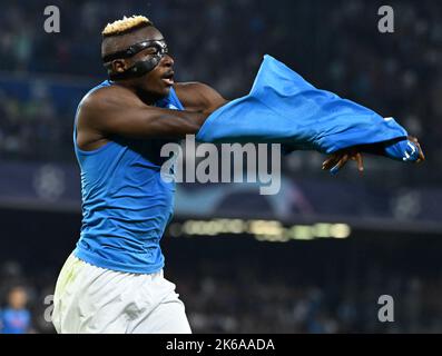 Napoli, Italia. 12th Ott 2022. Victor Osimhen di Napoli celebra il suo gol durante la UEFA Champions League Group Una partita tra Napoli e AFC Ajax a Napoli, 12 ottobre 2022. Credit: Alberto Lingria/Xinhua/Alamy Live News Foto Stock