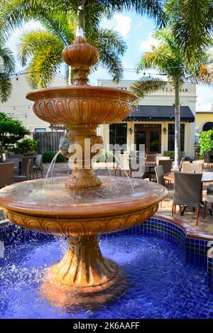 Una bella fontana d'acqua nel cortile del Turtle Club ristorante, pre-Hurrican Ian, a Punta Gorda, FL, pensione South Florida vivere Foto Stock