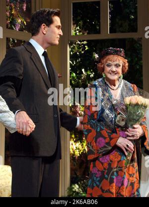 Rupert Everett e Angela Lansbury cortinano la notte di apertura del 'Blithe Spirit' di Noel Coward al Teatro Shubert a New York il 15 marzo 2009. Photo Credit: Henry McGee/MediaPunch Foto Stock