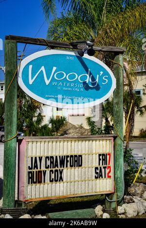 Indicazioni per Woody's Waterside, un hamburger, specialità di pesce e bar a St James City a Pine Island, Florida, prima dell'uragano Ian Foto Stock