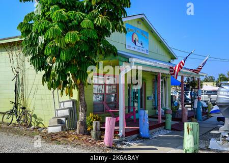 Una vecchia casa funky e colorata è sede del porto turistico di Monroe Canal, noleggio e riparazione barche a St James City, Florida, a Pine Island prima dell'uragano Ian Foto Stock