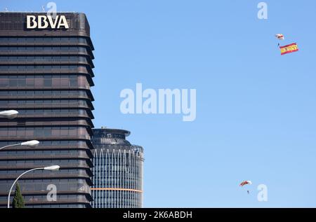 Madrid, Spagna. 12th Ott 2022. I paracadutisti sono visti durante la celebrazione della Giornata Nazionale a Madrid, Spagna, 12 ottobre 2022. Credit: Gustavo Valiente/Xinhua/Alamy Live News Foto Stock