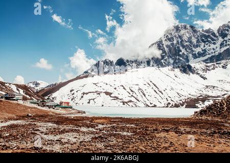 Incredibile lago blu Gokio sotto ghiaccio e neve, Nepal, Himalaya Foto Stock