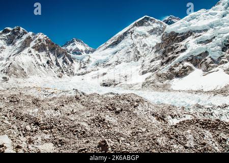 L'epico ghiacciaio di Khumbu sulla strada per l'Everest base Camp nelle montagne Himalaya. Percorso escursionismo EBS. Foto Stock