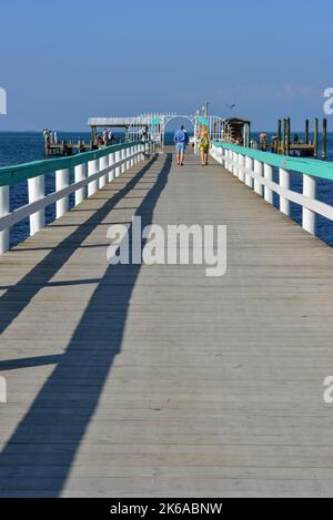 Una coppia può godersi il molo di pesca di Bokeelia, situato sulla punta settentrionale di Pine Island, Florida, sul porto di Charlotte, prima dell'uragano Ian Foto Stock