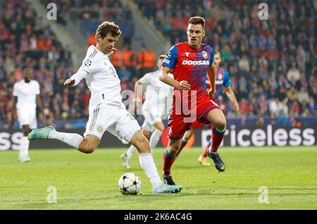 Plzen, Repubblica Ceca, su 12. 2022 OTTOBRE: Thomas Müller, Mueller e Lukas Kalvach di Victoria Plzen durante il Championsleague Match tra il Football Club Victoria PLZEN e il FC Bayern Muenchen, nella Doosan Arena, stadio a PLZEN, Repubblica Ceca il 12 ottobre. Copyright and Picture by Boris SCHUMACHER/ATP images Credit: SPP Sport Press Photo. /Alamy Live News Foto Stock