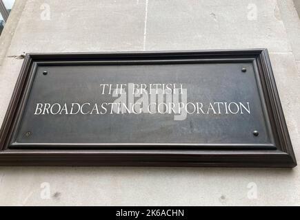 Londra, Regno Unito. 12th Ott 2022. Le parole "The British Broadcasting Corporation" sono scritte sull'ingresso dell'emittente britannica BBC. L'emittente pubblica della Gran Bretagna è stata fondata 100 anni fa, il 18 ottobre 2022. (A dpa-KORR '100 anni BBC') Credit: Christoph Meyer/dpa/Alamy Live News Foto Stock