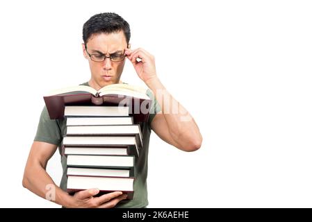 Smart man regolazione occhiali e libro di lettura Foto Stock
