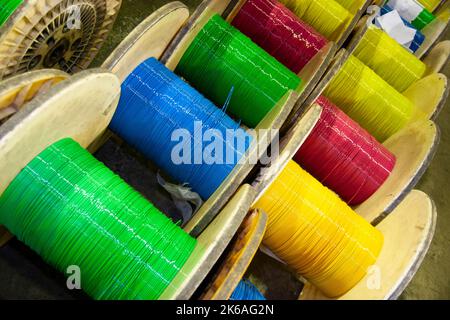 Il gruppo di cavo in fibra ottica con bobine intrecciate fibre ottiche Foto Stock