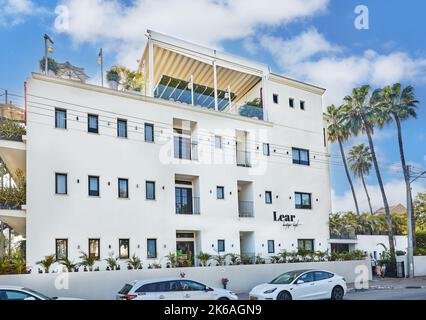 Gedera, Israele - 27 agosto 2022: Albergo nella città di Gedera con palme e nuvole. Foto Stock