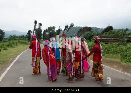La gente tribale che esegue la danza popolare in una zona boschiva a Ajodhya Hills Purulia, Bengala Occidentale Foto Stock
