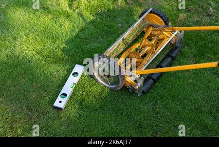 Rasaerba con livella a bolla d'aria su erba verde Foto Stock