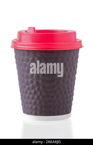 Tazza da caffè in carta con coperchio in plastica rossa isolato su bianco Foto Stock